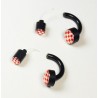 Boucles d'oreilles noires carreaux rouges et blancs
