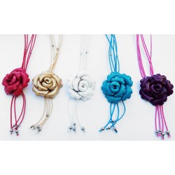 collier court cuir avec fleurs colorées et perles