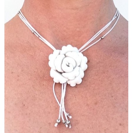 collier court cuir avec fleurs colorées et perles