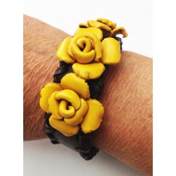 bracelet cuir large avec fleur jaune