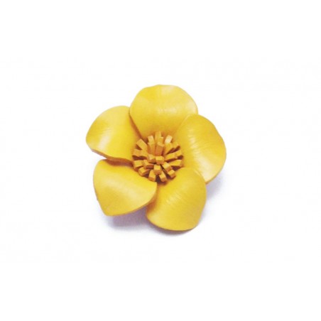 Broche cuir forme fleur de couleur jaune
