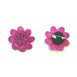 Broche cuir forme marguerite rouge