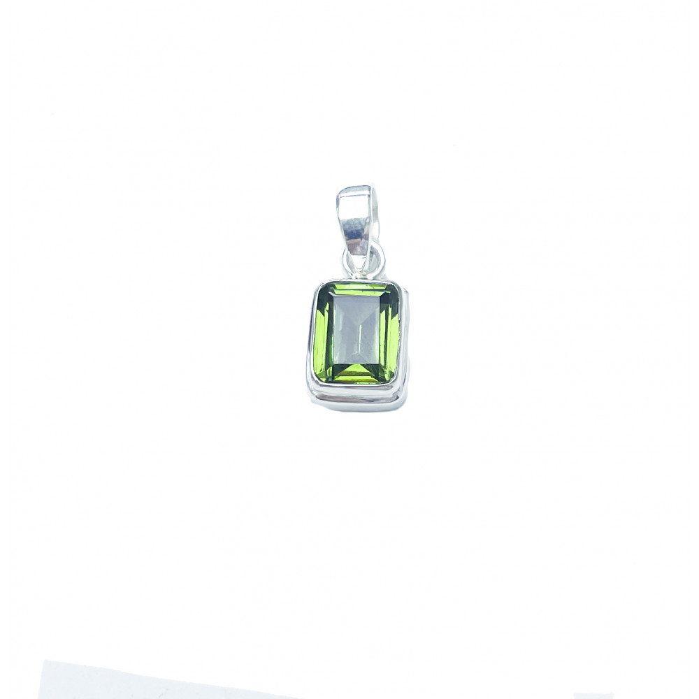 Pendentif en argent et péridot facetté rectangulaire