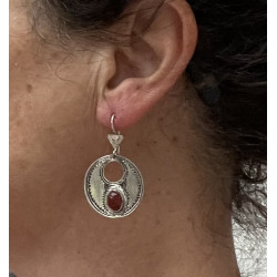 Pendientes redondos Touareg – Plata grabada con perla roja