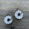 boucles oreilles fleur bleue et coeur jaune